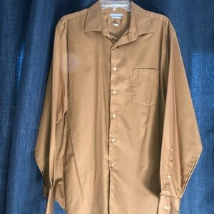 Men’s fitted dress shirt